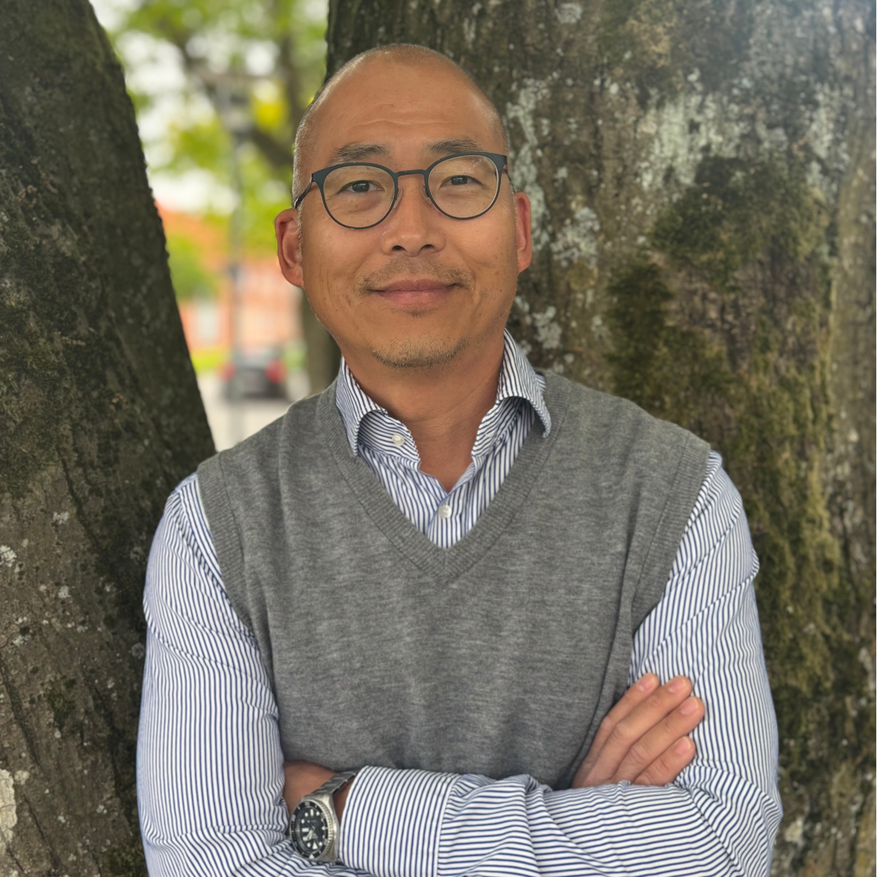 Thomas taler med sine venner om mørket